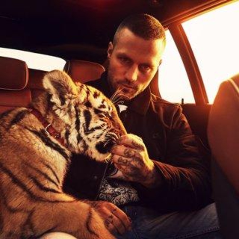 Hier noch mit Tigerbaby Elsa unterwegs: Der Berliner Rapper Kontra K veröffentlicht Ende April mit "Gute Nacht" sein neues Album über BMG