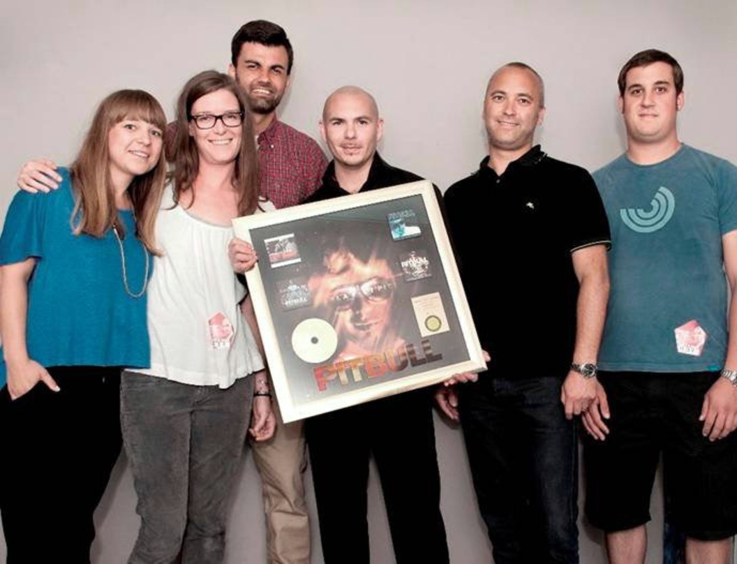 Bei der Gold-Verleihung (von links):
Johanna vom Heede (Print Promotion Manager Sony Music International extern), Vivian Hauner (TV Promotion Manager Sony Music International), Kris Lesic ...