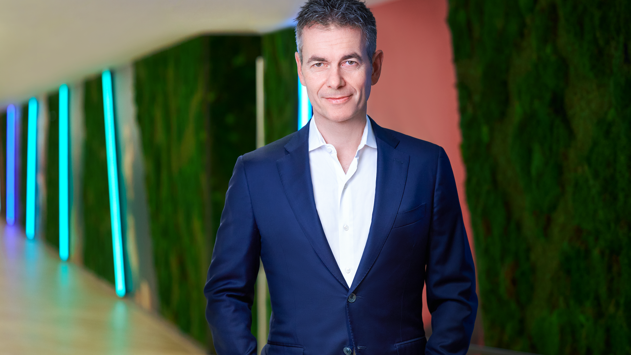 Äußerte sich in der Vergangenheit bereits öffentlichkeitswirksam zu KI in der Musik und möchte dahingehend auch die Gespräche mit Meta fortsetzen: Robert Kyncl, CEO Warner Music Group.