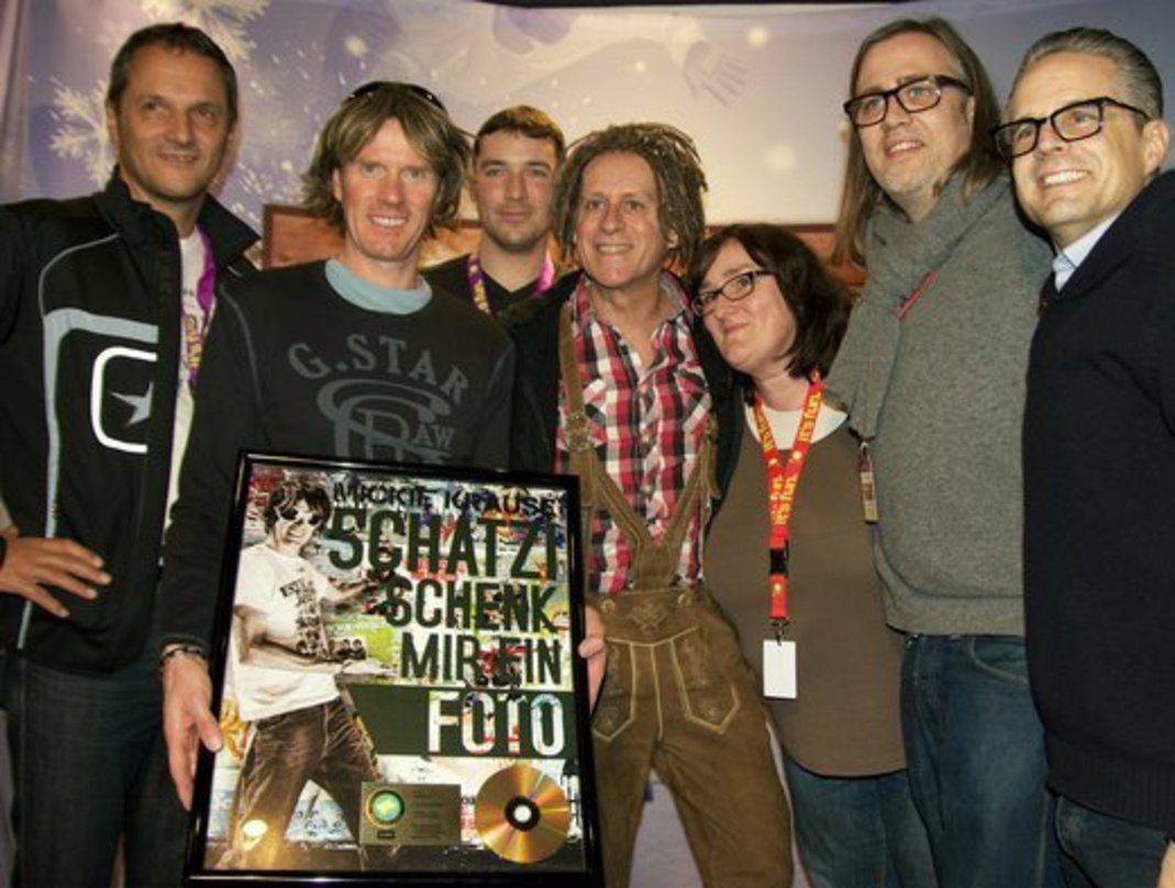 Bei der Verleihung (von links): Rudi Schedler (Geschäftsführer Schedler Musikverlag), Mickie Krause, Alex Schedler (Creative Manager Schedler Musikverlag), Mike Rötgens (Geschäftsführer Xt...