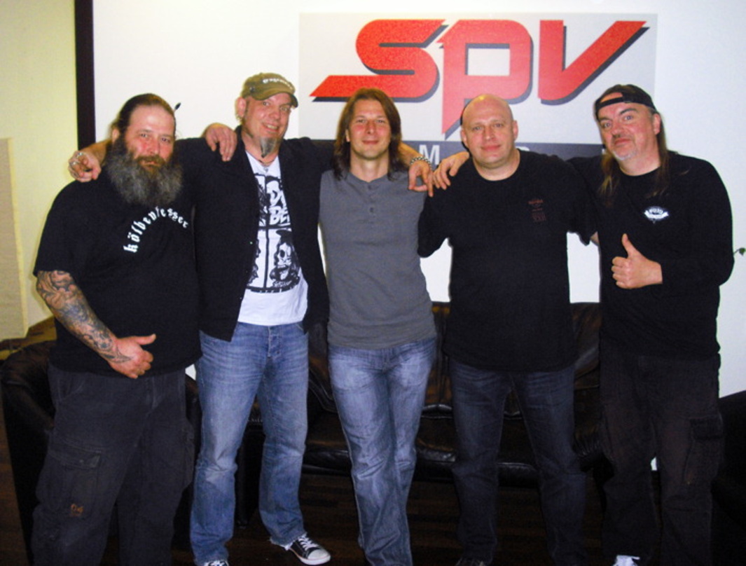 Neue Partner: SPV und Nitrogods||Den Deal besiegelten (v.l.n.r.): Claus "Oimel" Larcher (Nitrogods), Georg Schröder (A&R Steamhammer/SPV), Henny Wolter (Nitrogods), Olly Hahn (A&R Steamham...