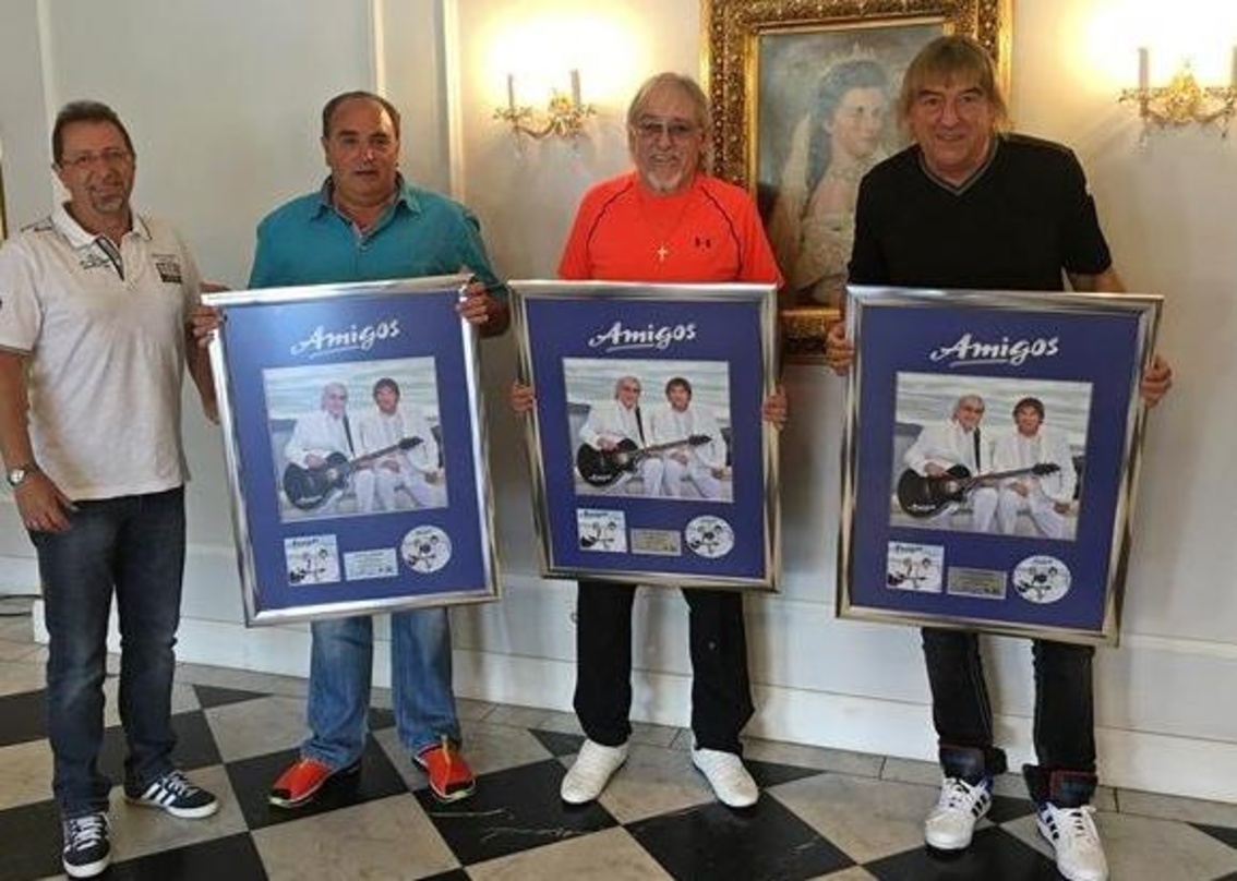 Bei der Award-Verleihung (von links): Peter Schilling (Director AOR Labelgroup), Wilfried Emig (Manager) sowie die Amigos Bernd und Karl-Heinz Ulrich