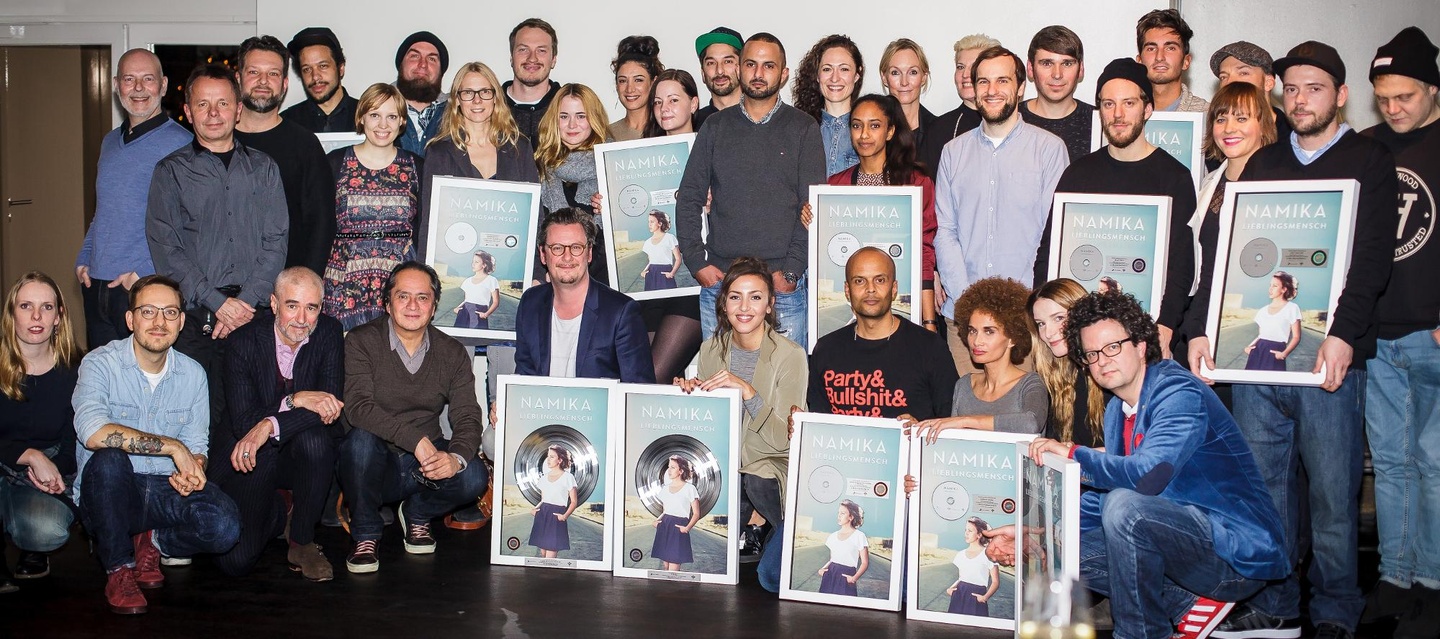 Bei der Platin-Verleihung: Namika (vorn, MItte) mit ihrem Team um Sony Music, Jive Germany, die Beatgees und Chimperator Live