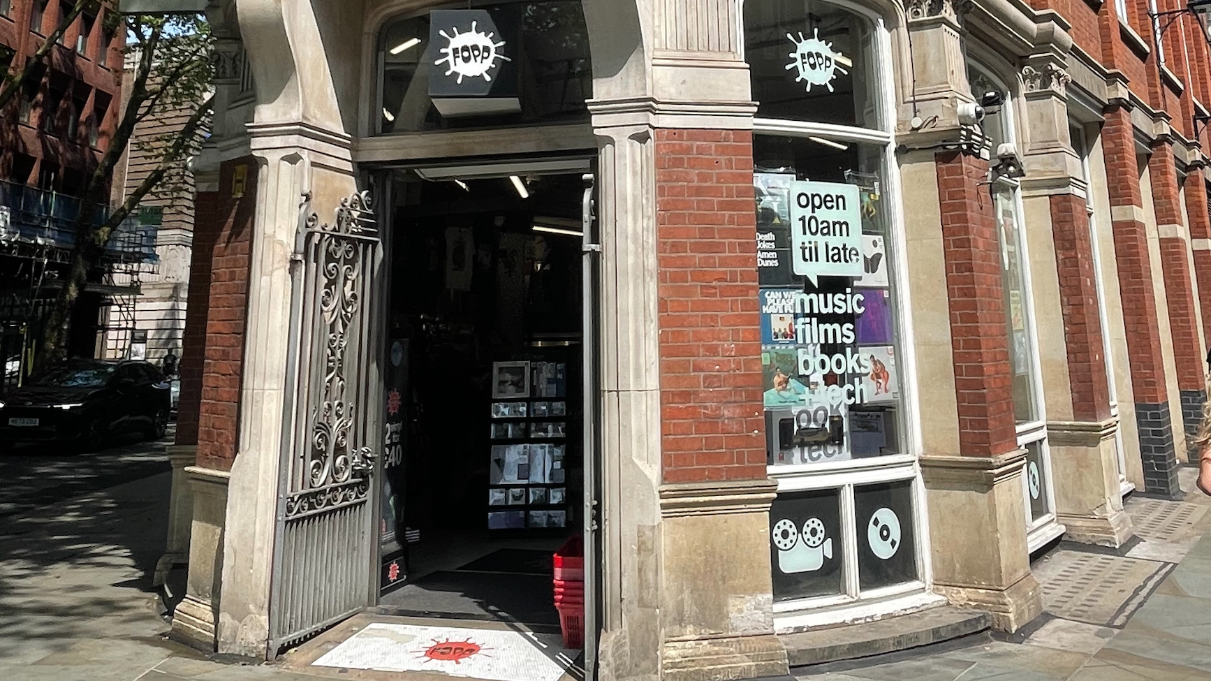 Der Gesamtmarkt im elften Jahr in Folge im Plus, der Verkauf von Vinyl-LPs im 18. Jahr in Folge und der physische Bereich formatübergreifend im zweiten Jahr nacheinander: der britische Bra...