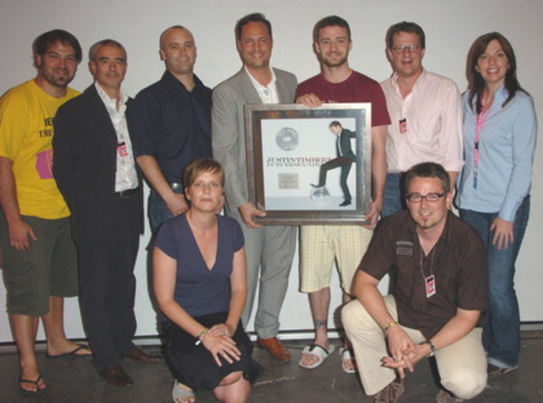 Bei der Platin-Verleihung: Justin Timberlake (3. v.r.) mit seinem Sony-BMG-Team (hinten, v.l.n.r.) mit Daniel Kamps, Willy Ehmann, Stefan Goebel, Edgar Berger, Maarten Steinkamp und Laura ...