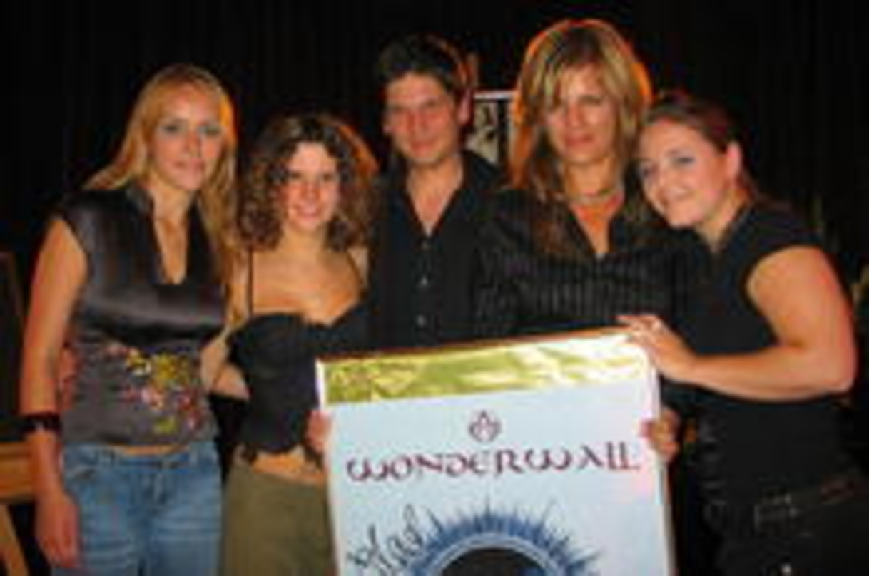 Erfolgreichste Newcomerinnen der vergangenen Jahre (v.l.n.r.): Jule und Kati (Wonderwall), Manager Martin Pauen (Rubin Management), Bettina Krings (Product Manager Pop wea records) und eLa...