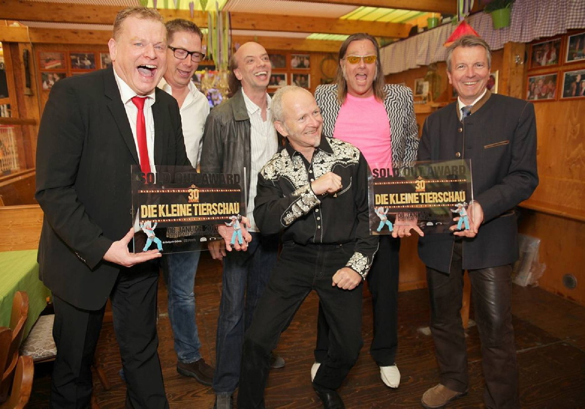 Bei der Preisverleihung (von links) Martin Alber (Stuttgarter Hofbräu), Manager Arne Beyer, Tourveranstalter Manfred Hertlein, Michael Schulig, Michael Gaedt (beide: Die Kleine Tierschau) ...