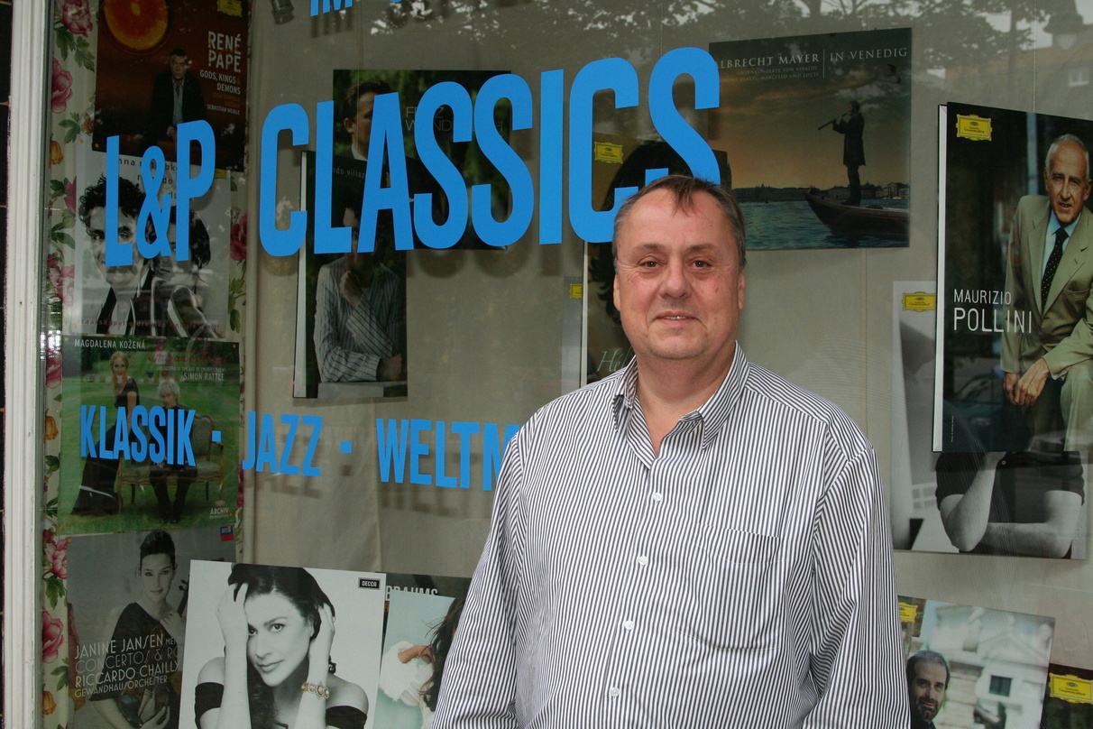 Neuer Standort: Albert Wagner vor dem neuen Shop