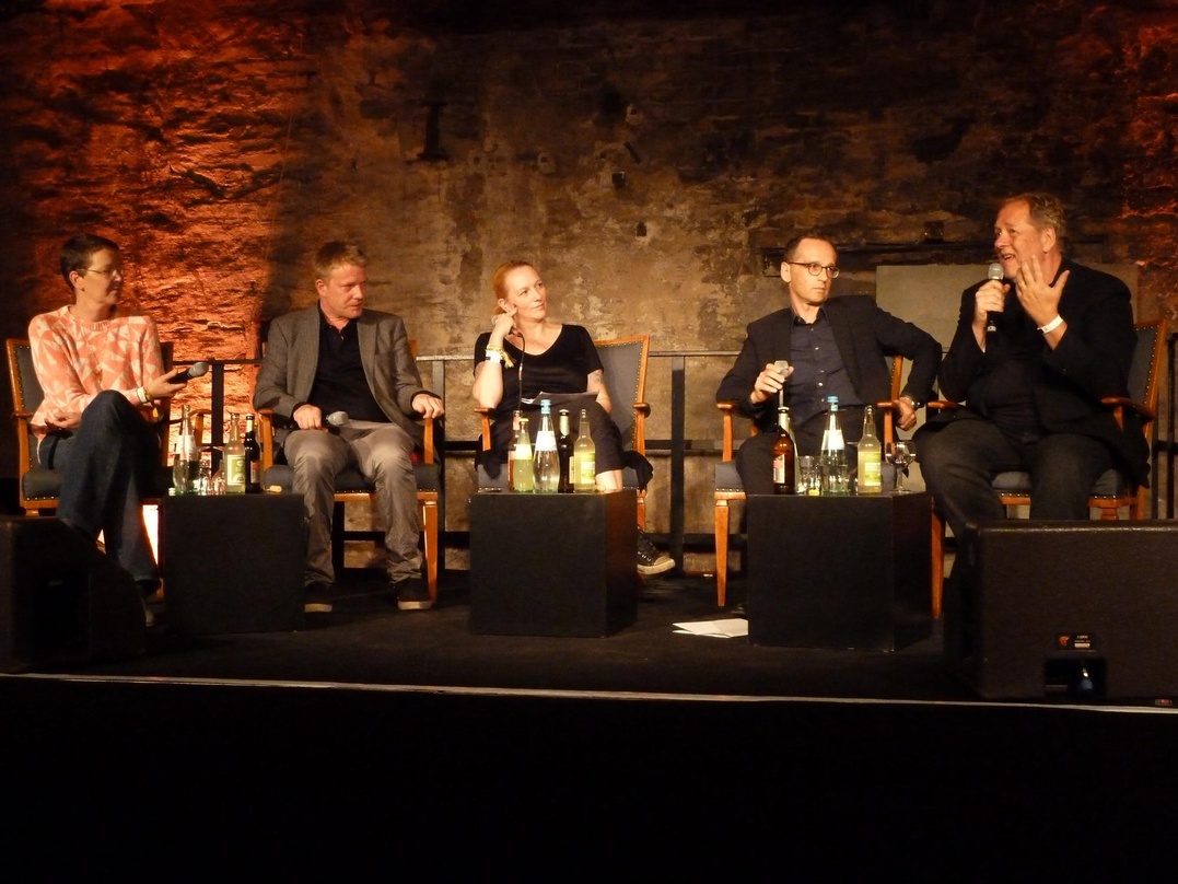 Diskutierten im Berghain über Pop-Kultur (von links): Anne Haffmans (Mute/Domino), Daniel Meteo (Shitkatapult), Moderatorin Silke Super, Minister Heiko Maas und Dieter Gorny (BVMI)