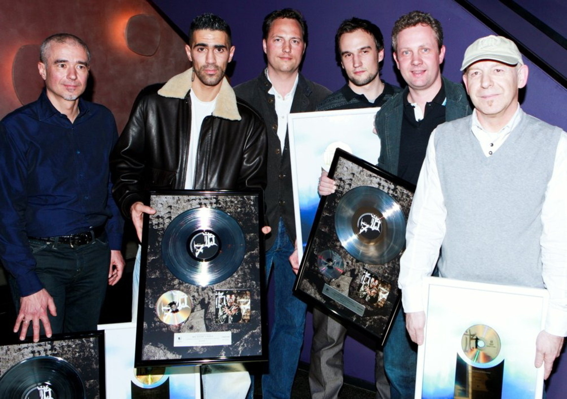 Platin-Künstler mit Sony-BMG-Team (v.l.n.r.): Willy Ehmann (Senior Vice President Music Division), Bushido, CEO Edgar Berger, Jochen Müller (Trademarketing Manager), Vertriebschef Andre Mü...