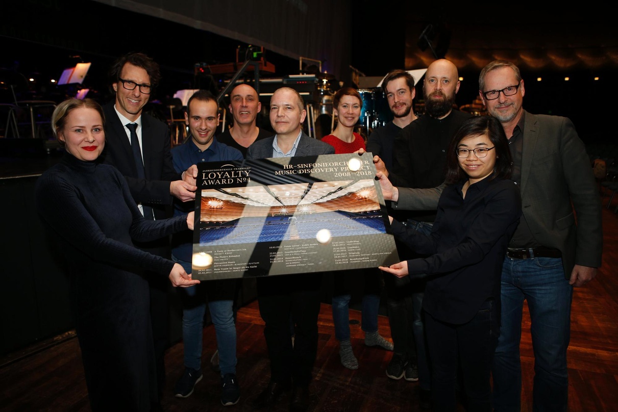 Bei der Award-Verleihung im Rahmen des Music Discovery Projects 2018 (von links): Ellen Giersberg (Leiterin Kommunikation Jahrhunderthalle Frankfurt), Moritz Jaeschke (Geschäftsführer Jahr...