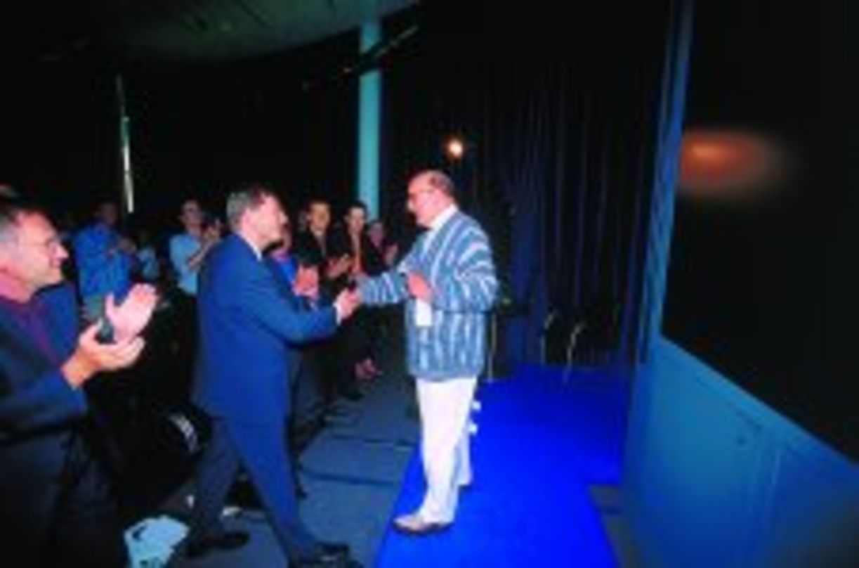 Beifall nvon BMG-GSA-Chef Christoph Schmidt (links) und Ariola-Geschäftsführer Jan Bolz (M.) für die vierstündige Präsentation von Clive Davis (r.)