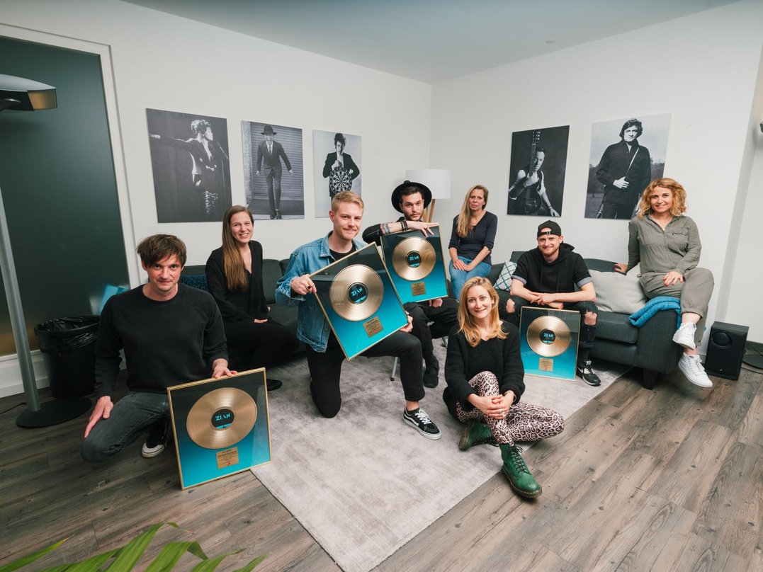 Kürzlich überreichte das Team von Sony Music dem Musiker den Gold-Award. (Von Links): Christoph Kammermann, Nadja Tomovski, Raphael Haldemann, Zian, Andrea Gujer, Julie Born, Henrik Amschl...