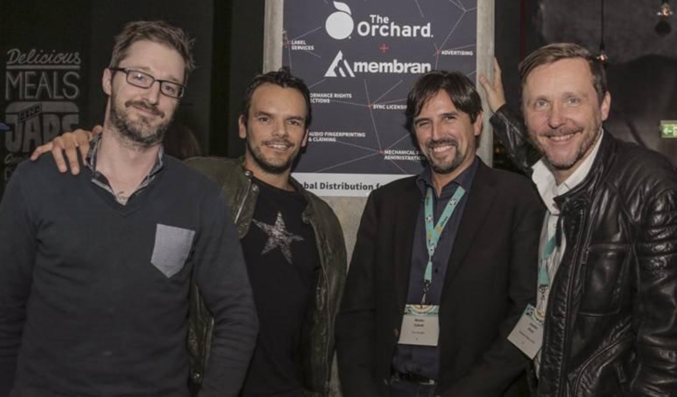Besiegelten den Deal auf der Reeperbahn (von links): Michael Wendt, Steffen Henssler (beide Henssler-Mucke), Manlio Celotti und Joachim Krohn (beide Membran Media)