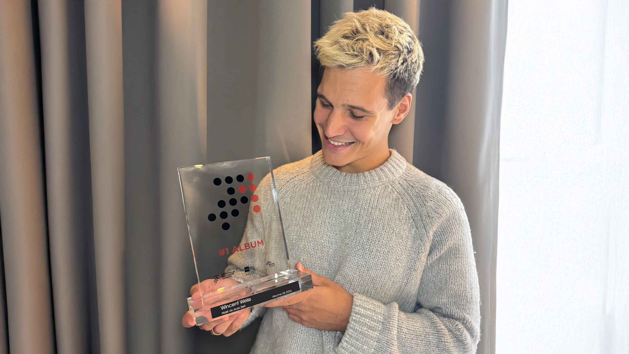 Hält zum dritten Mal den Nummer 1 Award der GfK in den Händen: Wincent Weiss.