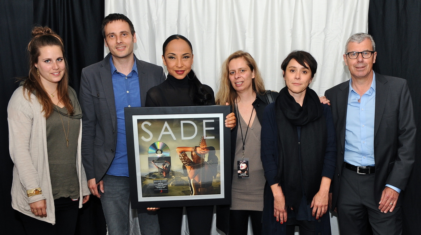 Bei der Platin-Verleihung (v.l.n.r.): Lena Fischer (Junior Promotion Manager Sony Music Switzerland), Beat Milter (Product Manager Sony Music Schweiz), Sade Adu, Julie Born (General Manage...