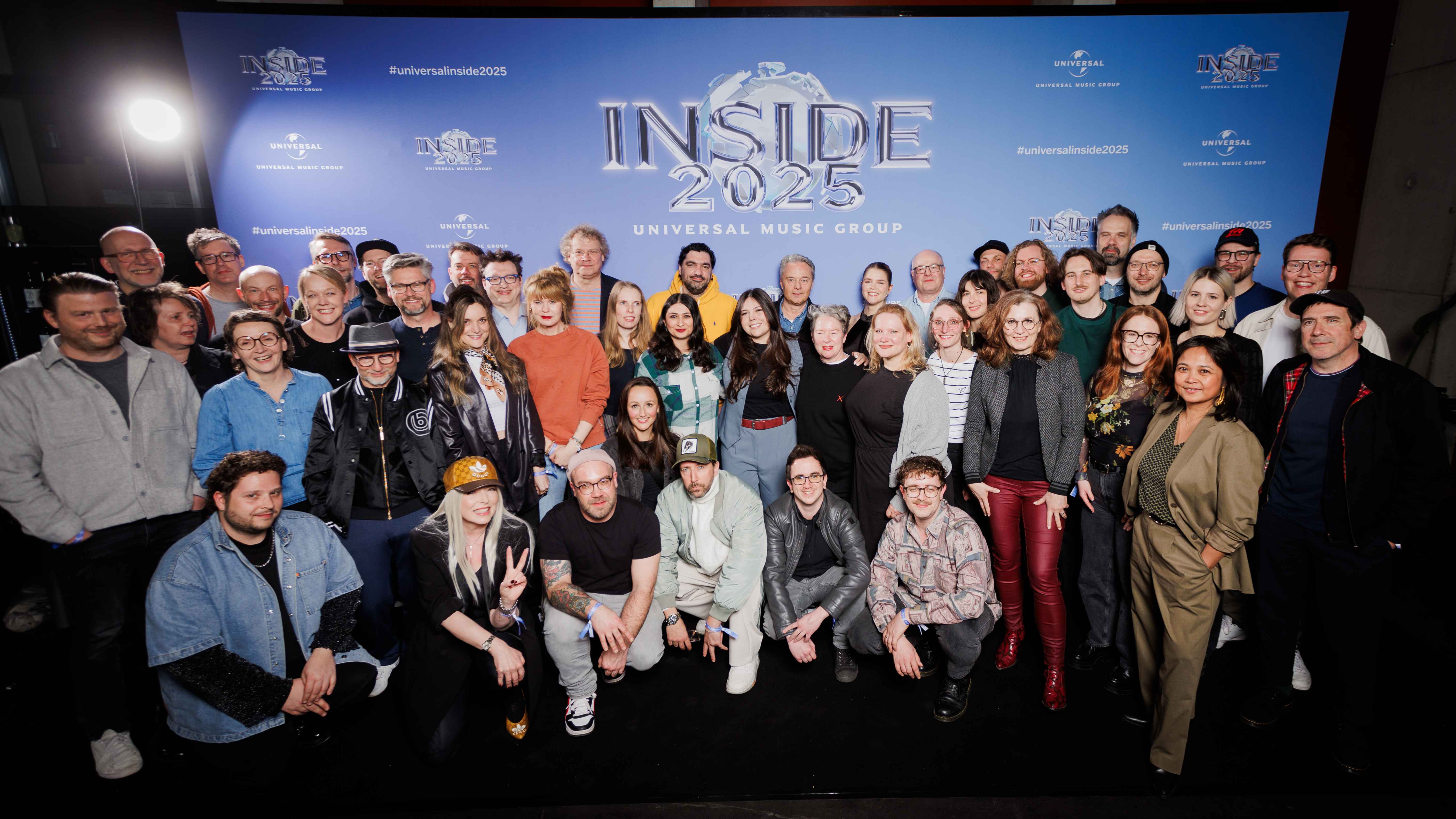 91777951 0268 43b9 85ee 50c5bb80ae8b Stellten sich alle vor der Inside-Wand auf: Gigi Perez (Mitte) mit Radio-Vertreter:innen und ihrem Radioteam bei Universal Music mit Sabrina Winter (Senior Director PR Radio Universal Musi...