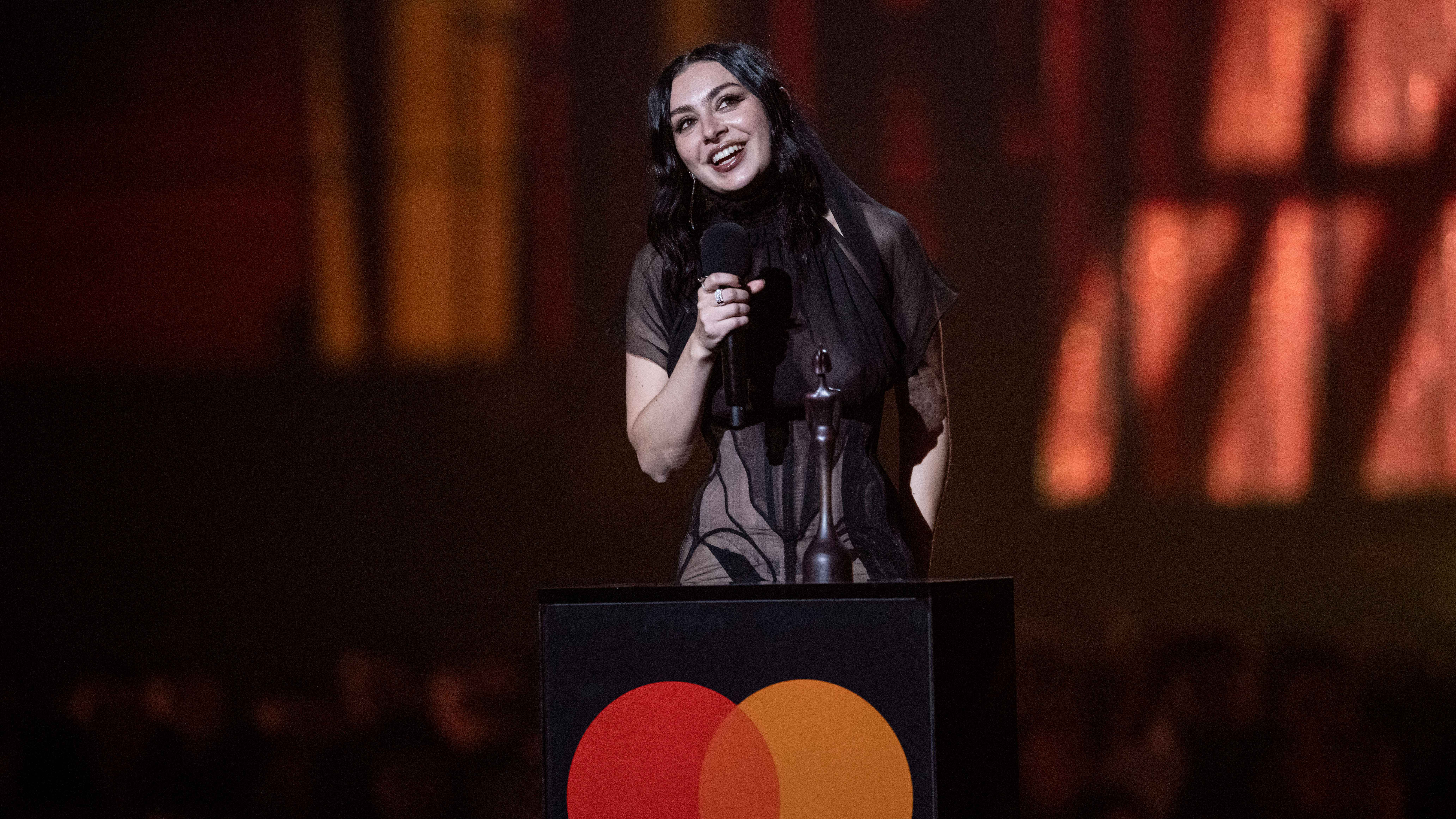 917bd3ae dc49 4ceb a019 e56d16140bfc Freut sich nach dem Brat-Summer über fünf Auszeichnungen bei den Brit Awards: Charli XCX.
