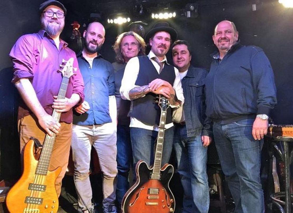 Trafen sich im Münchner Substanz (von links): Bassist Jürgen Reuter, Dominik Scholz (Drums), Hans Köhl (Donnerwetter Musik), Phil Vetter, Oliver Alexander (Donnerwetter Musik) und Artur Si...