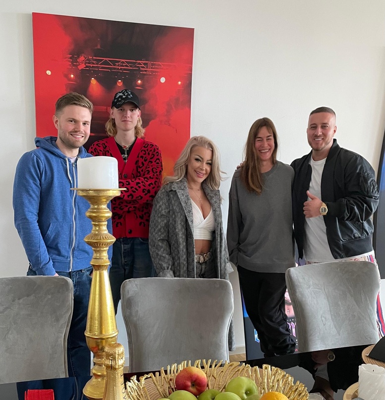 Verlagspartner (von links): Jost Kaiser, Aneas Trenkler (beide Warner Chappell Music), Katja Krasavice, Natascha Augustin (Warner Chappell Music) und Drilon Cocaj (Manager Katja Krasavice)
