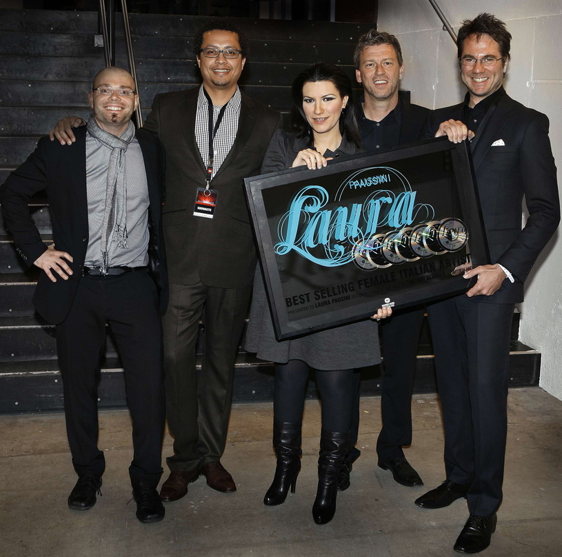 Feierten die meisten Verkäufe einer italienischen Künstlerin in der Schweiz: Warner Music und Laura Pausini