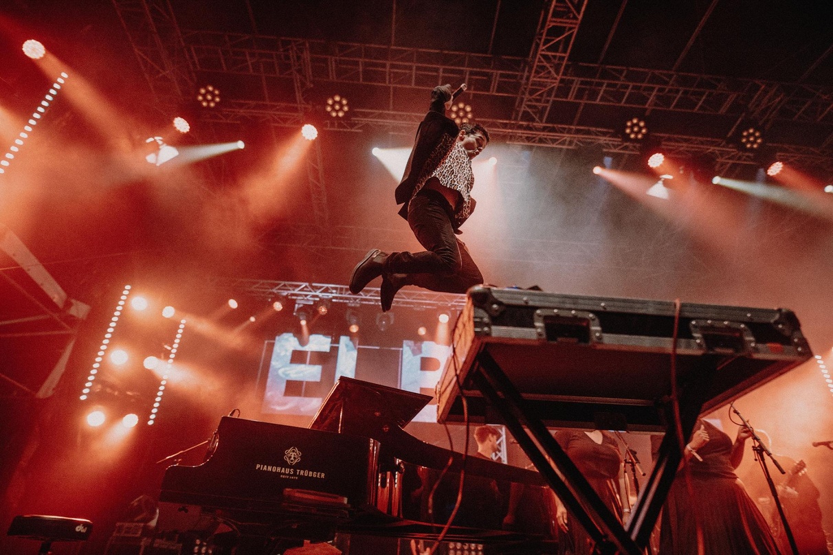 Mit vollem Körpereinsatz bei der Sache: Jamie Cullum beim Elbjazz 2019
