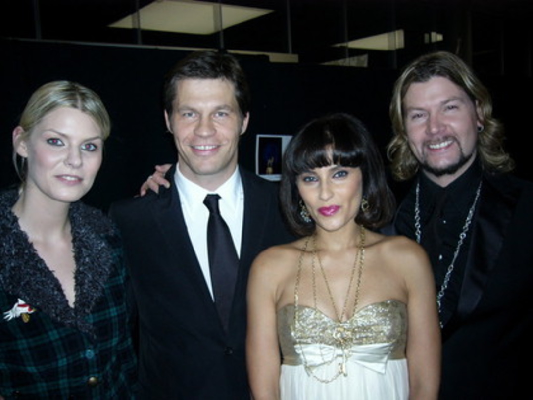 Ausgezeichet (v.l.n.r.): Juli-Sängerin Eva Briegel, Frank Briegmann (Universal), Nelly Furtado und Rea Garvey (Reamonn)