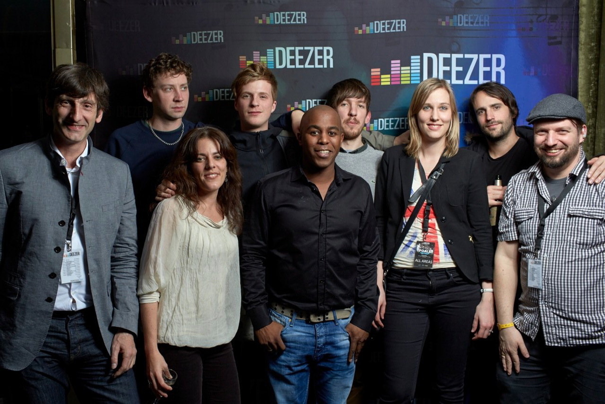 Bei der ersten Deezer-Session in Berlin (hinten, von links): die Foals-Musiker Walter Gervers, Jack Bevan, Edwin Congreave und Jimmy Smith sowie (vorn, von links) Laurent Billion (Chief In...