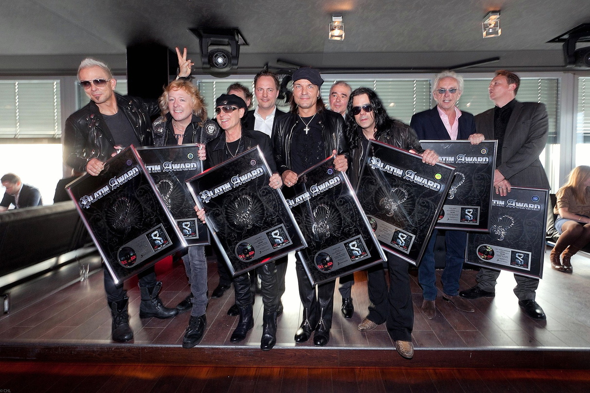 Feierten Platin (v.l.n.r.) Rudolf Schenker, James Kottak, Klaus Meine, Edgar Berger, Matthias Jabs, Willy Ehmann, Pawel Maciwoda, Peter Amend und Markus Hartmann