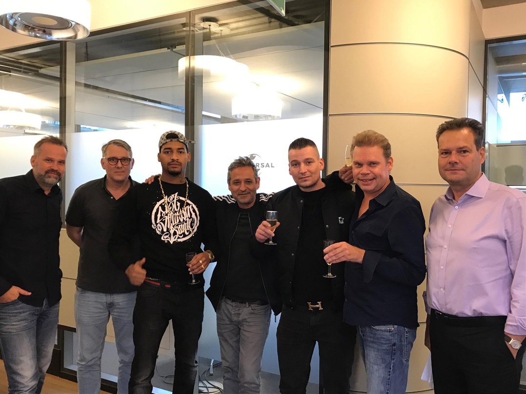 Haben den neuen Vertrag eingetütet (von links): Ulrich Genschel (Vice President Business & Legal Affairs Universal Music), Ronny Boldt (Ragucci & Boldt), Maxwell, Ramin Bozorgzadeh (Label ...