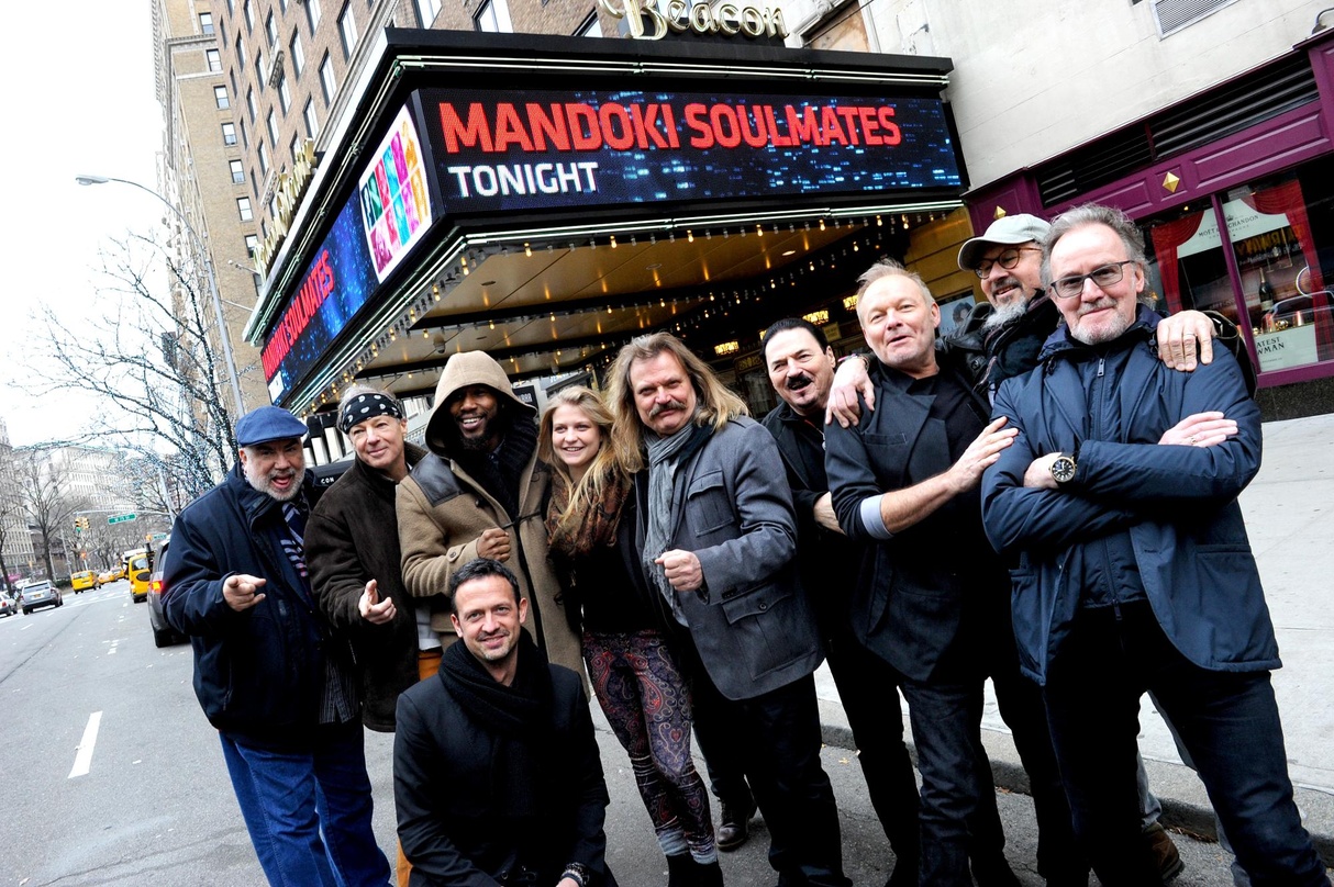 Vor dem Beacon Theatre in New York: Leslie Mandokis Soulmates mit (von links) Randy Brecker, Bill Evans, Cory Henry, Till Brönner (vorn), Julia Mandoki, Leslie Mandoki, Bobby Kimball (Toto...