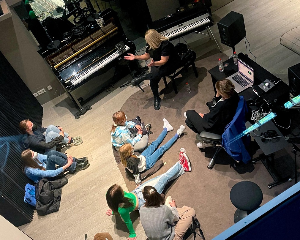Zum Girls Day 2022 mit BMG ins Tonstudio: Lavon van der Toorn und Melbeatz mit Teilnehmerinnen des Berufsorientierungstags