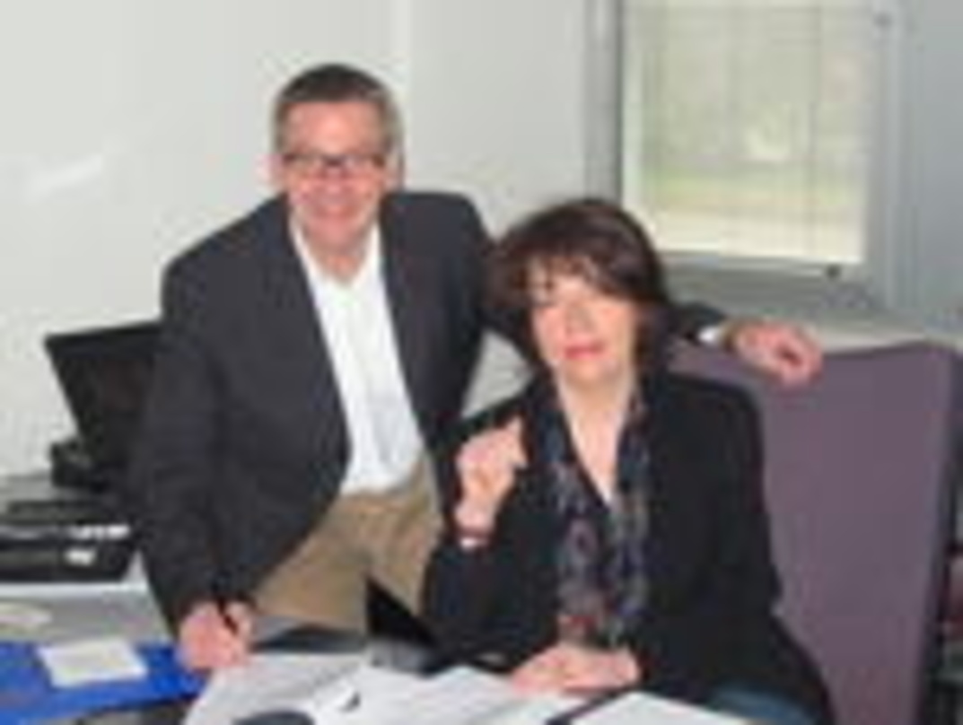 Vertragsunterzeichnung: Helena Lind und Alfred Beck