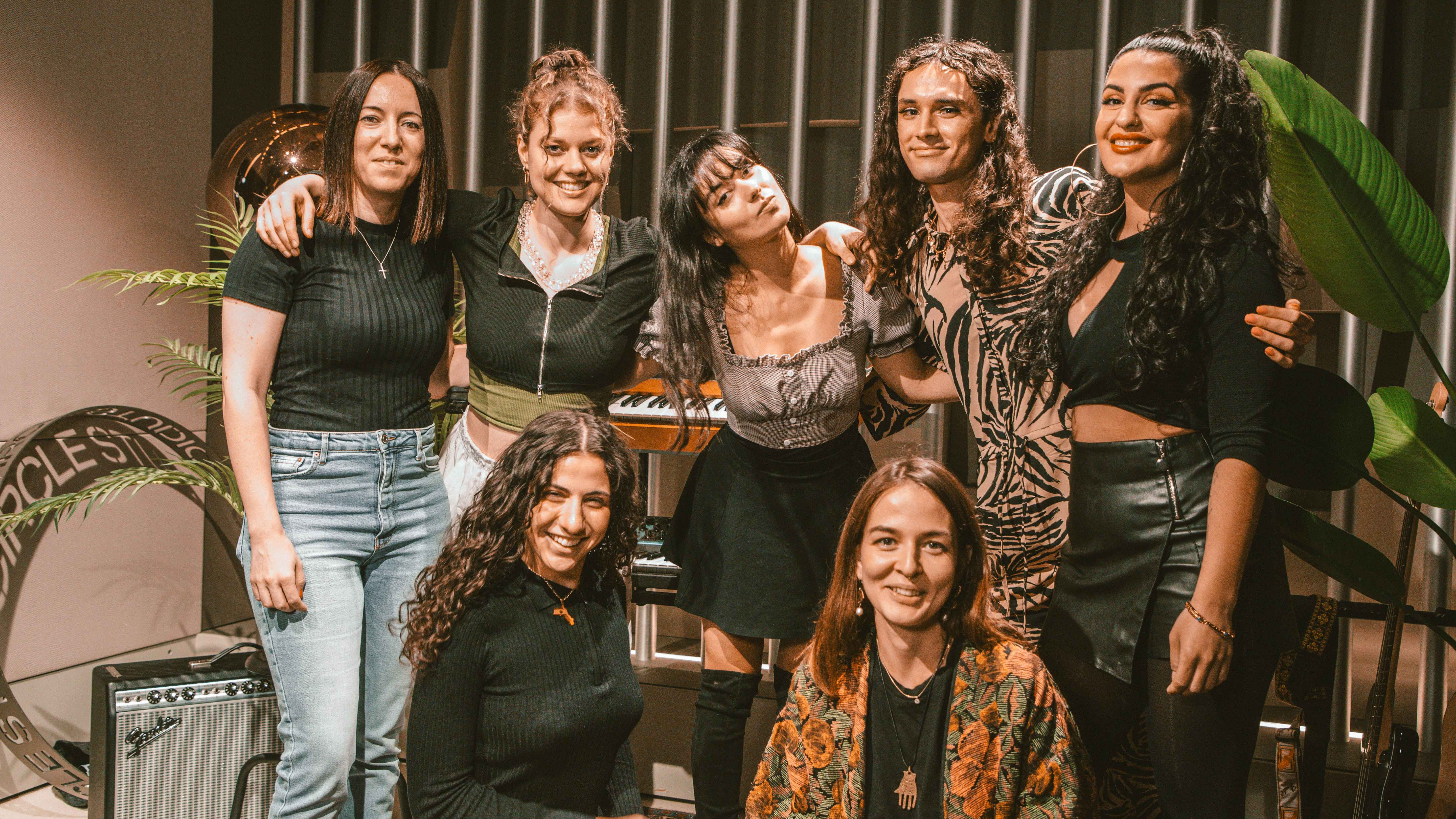 922532bc d3ac 4171 a58f 7ec16396efe4 Die Gewinnerinnen* des Female* Producer Prize 2023 beim Workshop mit Lia in den Sony Music Circle Studios (hinten, von links): Lia, Aufmischen, Mona Yim, Just Honest und Sheyda Minia sowie...