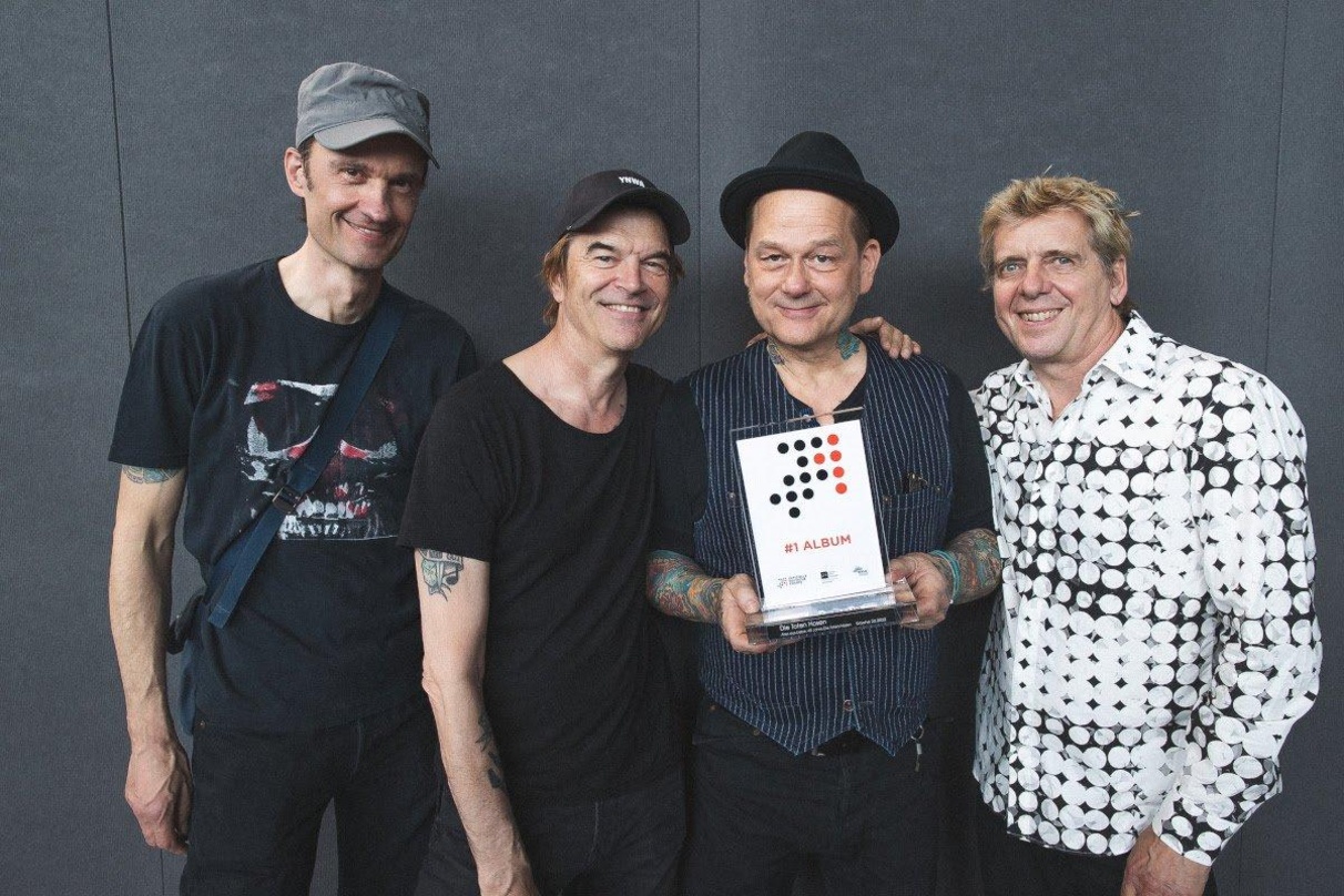 Mit dem Nummer 1 Award für "Alles aus Liebe": Die Toten Hosen - hier ohne Drummer Vom Richie (er hat das Foto gemacht)