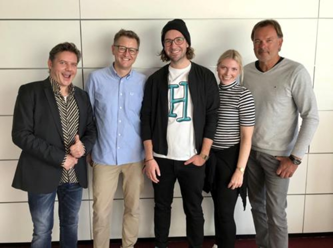Bei der Vertragsunterzeichnung (von links): Jörg Hackelbörger (Senior Product Manager Universal Music Family Entertainment), Rechtsanwalt Asterix Westphal, Simon Horn, seine Frau Nati und ...