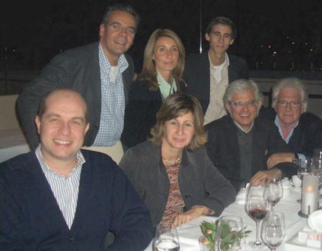 Vertragsschluss (sitzend, v.l.n.r.): Das Curzi-Team mit Daniele Demartini, Adelfa Lanfranchi, Alfredo Gramitto Ricci und Michele del Vecchio sowie (stehend, v.l.n.r.) das Budde-Team mit Ro...