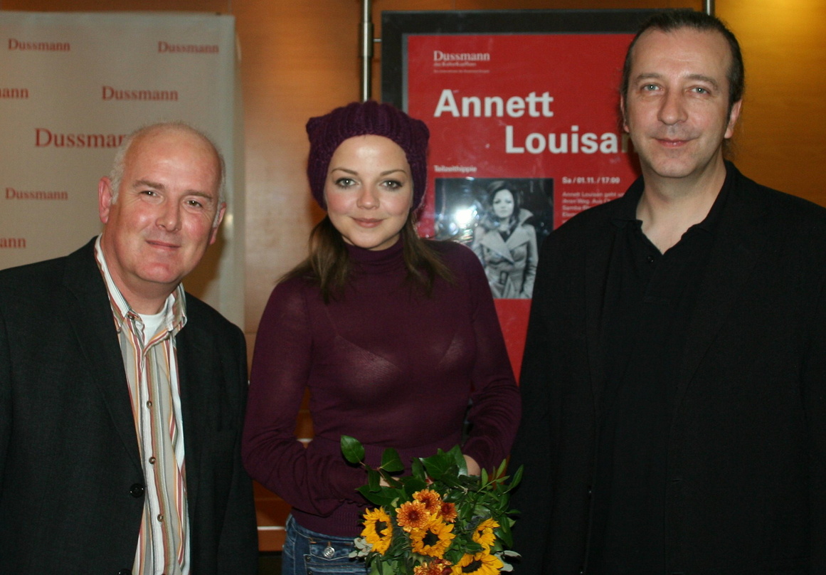 Zu Gast im KulturKaufhaus: Annett Louisan und Berndt Gebremski (Sales Representative Sony BMG, l.) mit Sven Gniesewitz (Hauptabteilungsleiter Populärmusik & DVD Dussmann)