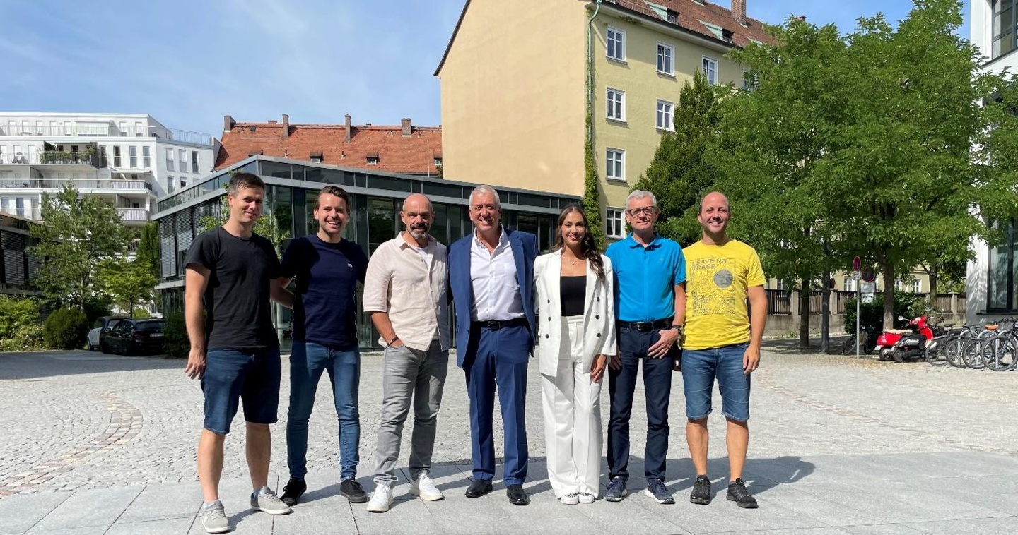 Besiegelten die Zusammenarbeit (von links): Dirk Geibel (Senior Director Marketing Electrola), Leonard Prasuhn (Director A&R Electrola), Ralf Schedler (General Manager, Senior Director A&R...