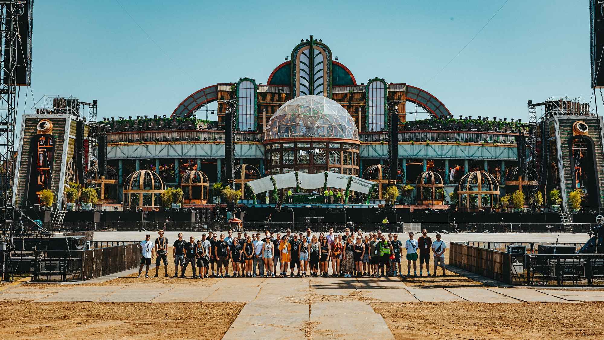 Blickt auf eine erfolgreiche Festivalsaison zurück: das Team von Next Events vor der Kulisse von Parookaville.en den Branchentrend gewachsen