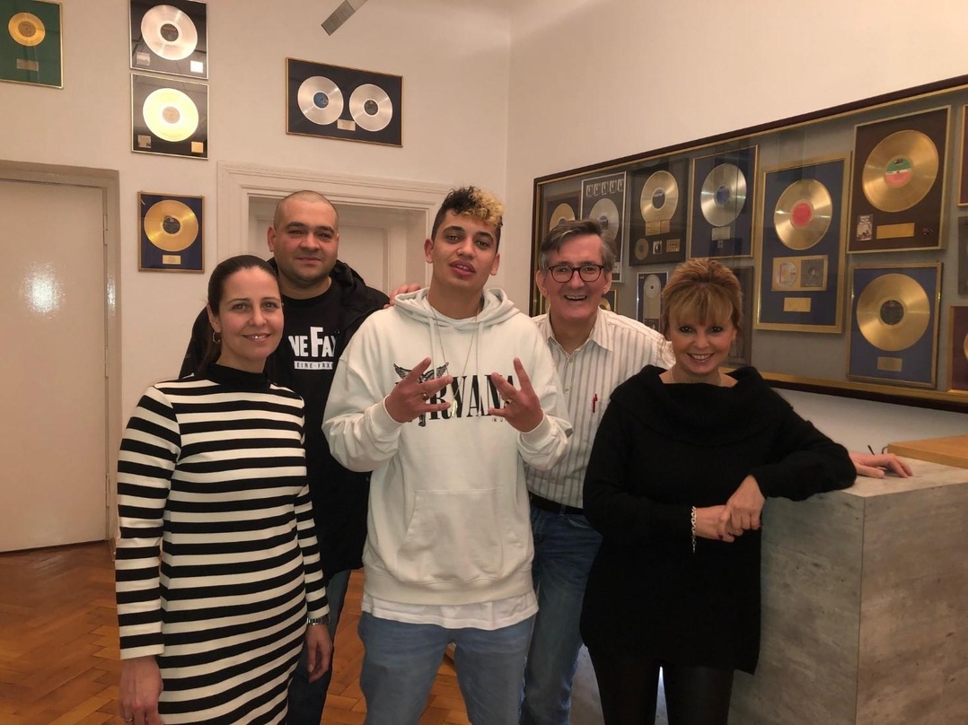 Machen gemeinsame Sache (von links): Ina Wiens (Marketing Meisel), Jim Szkuta (Edition Keine Faxen), Linez, Jens-Markus Wegener (General Manager Meisel Musikverlage) und Meisel-Chefin Kirs...