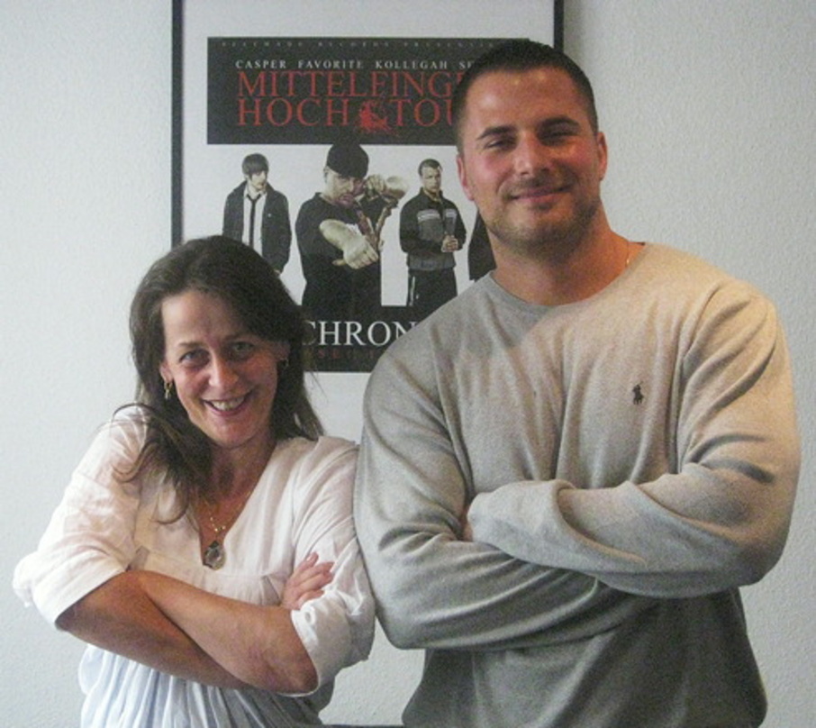 Besiegelten die Zusammenarbeit: Sophie Raml, Director A&R BMG, und Elvir Omerbegovic, Managing Director Selfmade Records