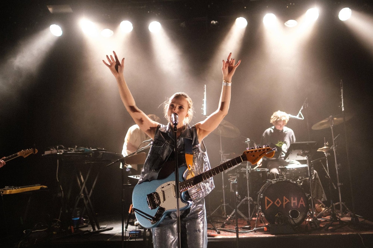 Tritt bei Neustart in Berlin auf: die dänische Künstlerin Dopha, hier bei einem Konzert in Kopenhagen im Dezember 2021