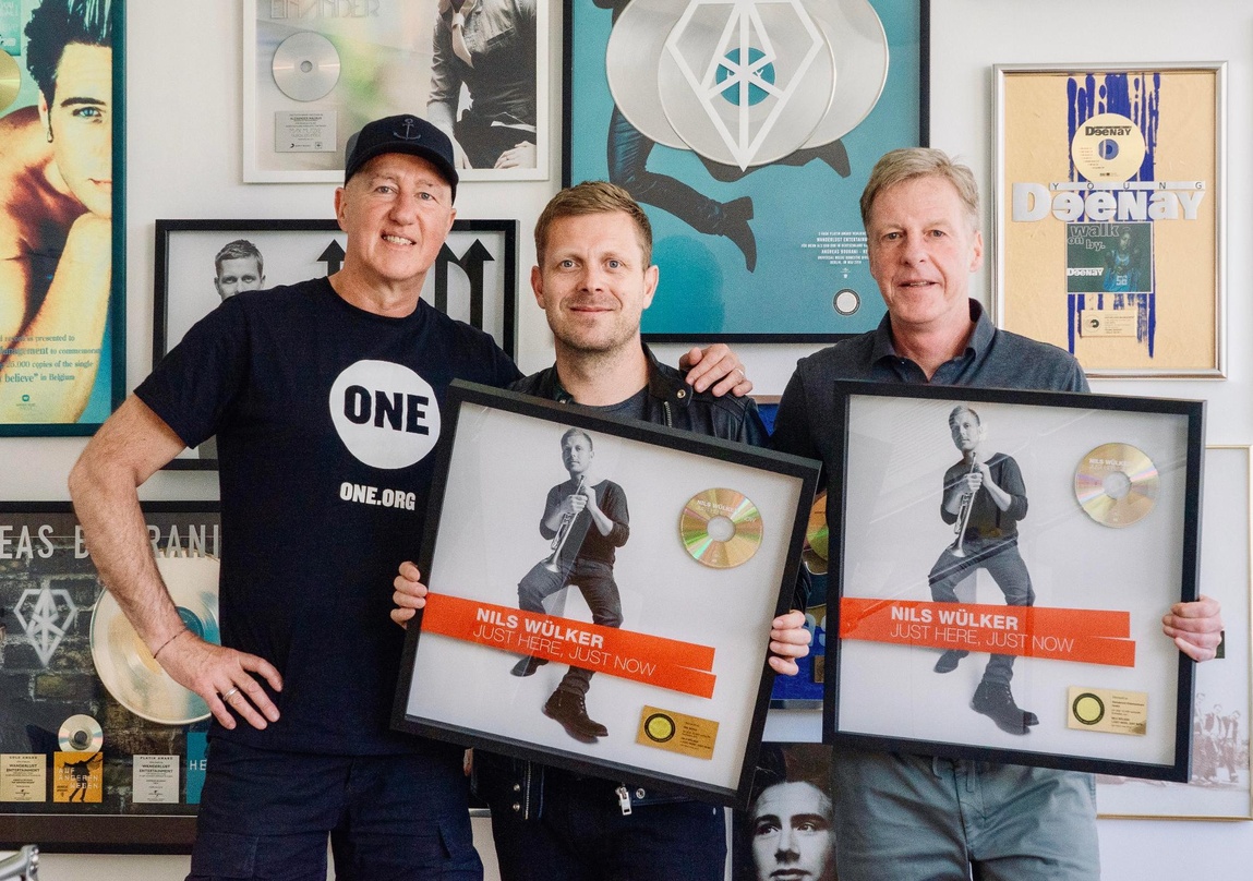 Mit dem Jazz Award in Gold Nummer vier: Nils Wülker (Mitte) mit Alexander Maurus (links) und Tomas Wolf, seinen Managementpartnern von Wanderlust Entertainment
