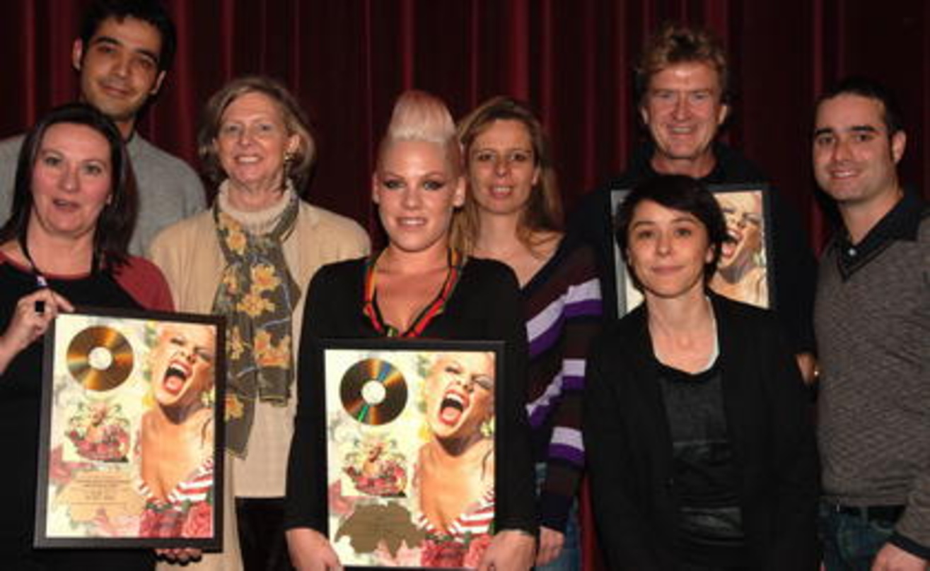 Feiern Gold: Pink mit ihrem Schweizer Sony-BMG-Team