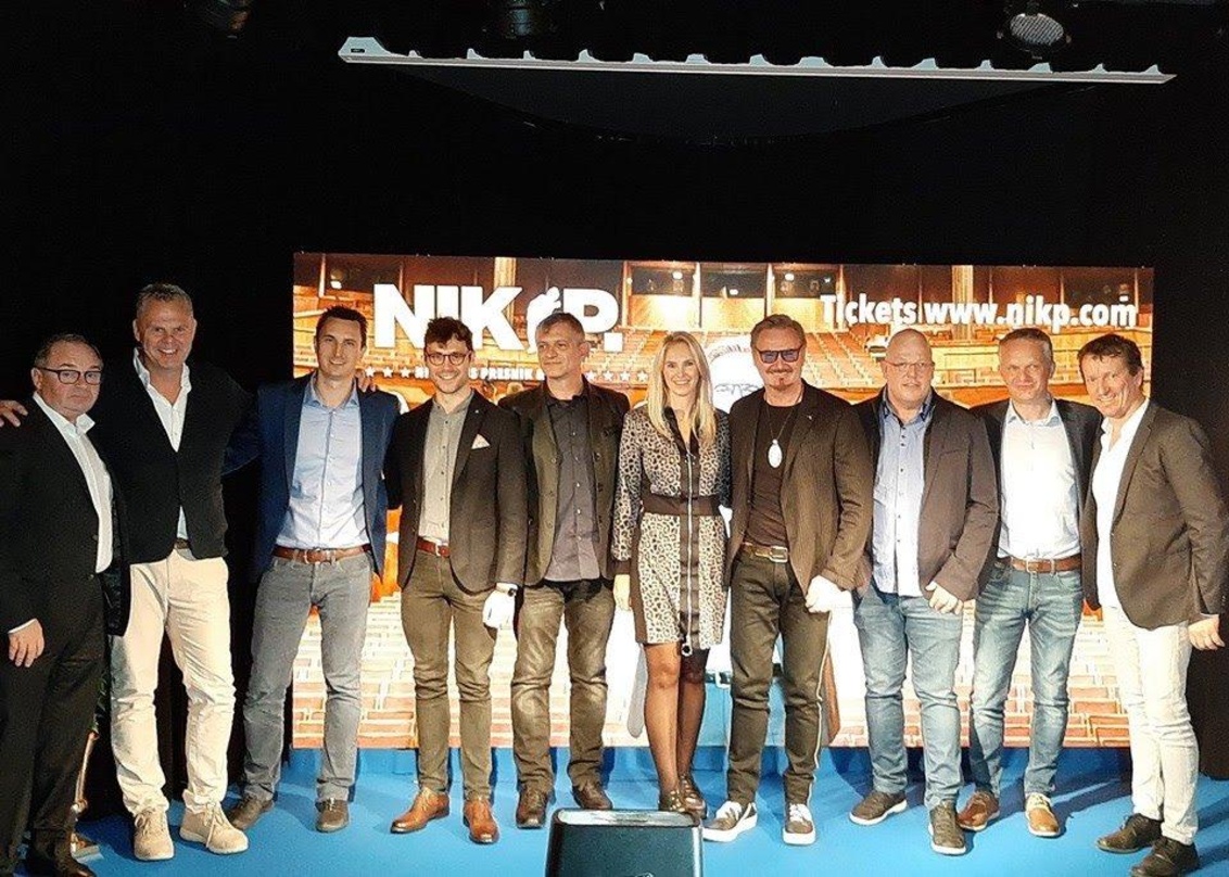 936c02040c8ff231a7cafdae5db4134924198629757d2b50c5ffd7637f49b227 Stellten die Pläne für das Orchesterkonzert vor: Nik P. (4. von rechts) und Partner