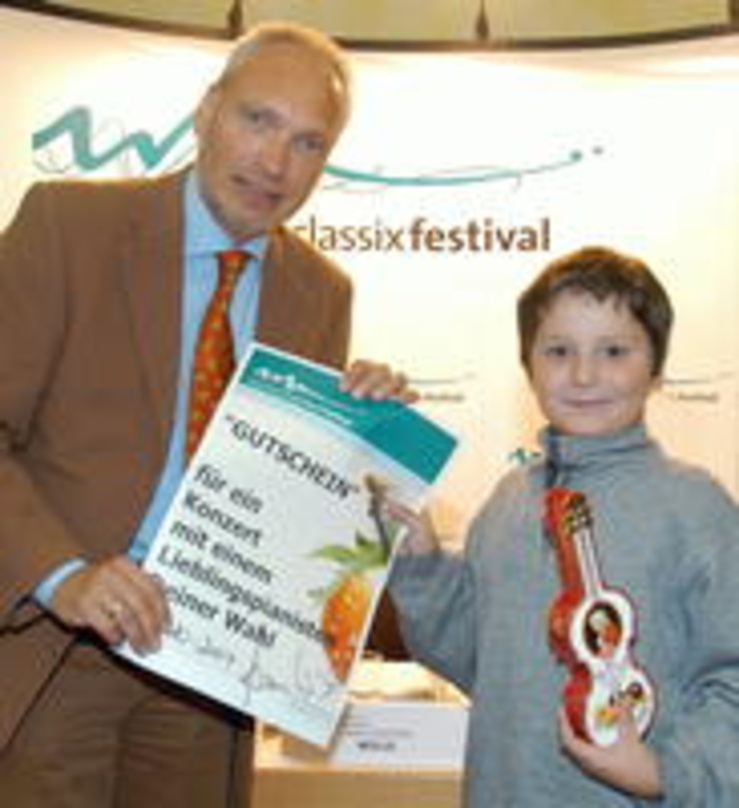 Konzertgutschein für das 1111. Nachwuchstalent: Hans-Christian Wille (l.) und Klavierbegabung Robin Giesbrecht
