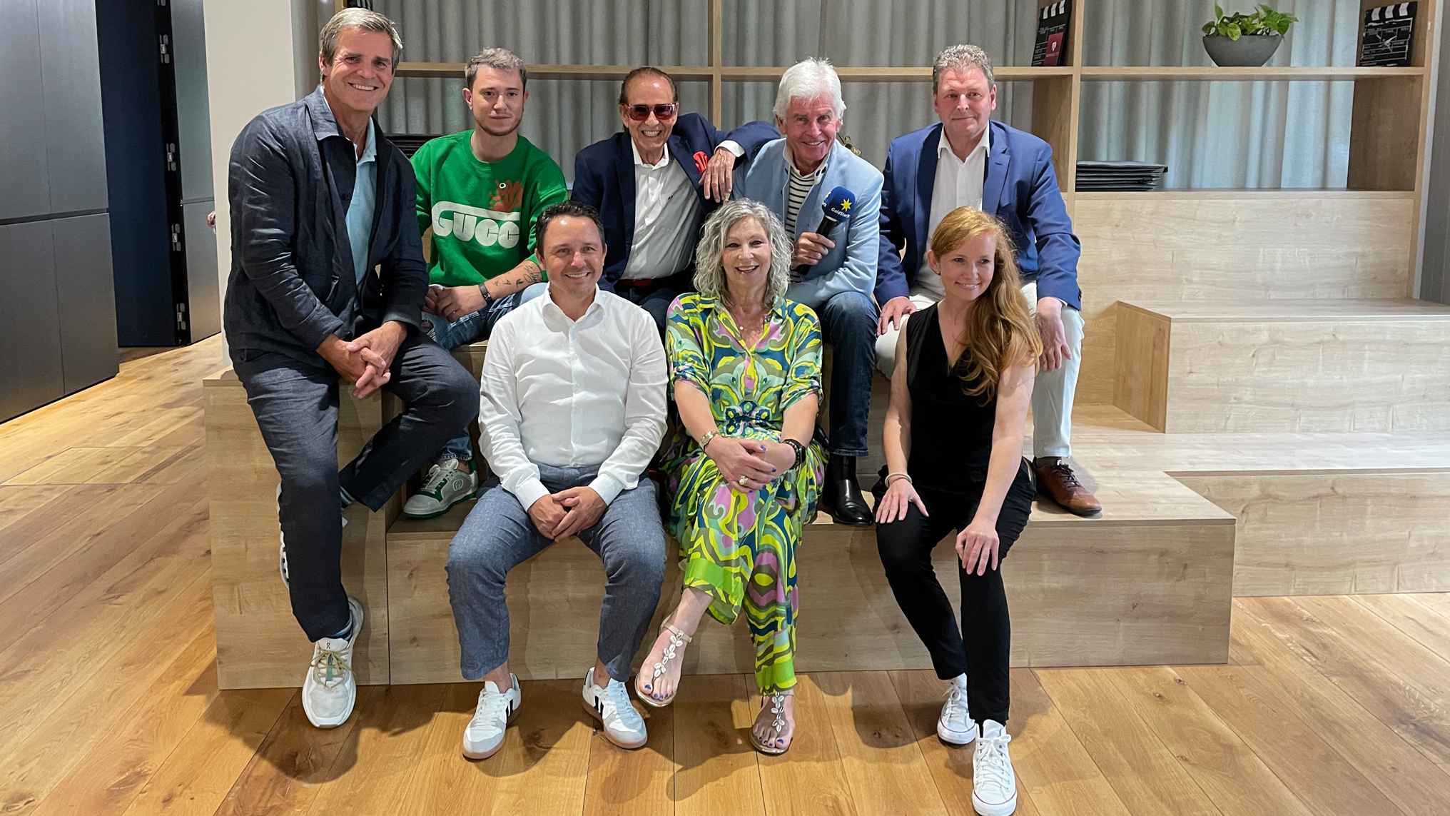 Sprachen über 25 Jahre GoldStar TV (hinten, von links): Tim Werner (Mainstream Media AG), die Sänger Max Weidner und Michael Holm, Moderator Frederic Meisner und Kommunikationsberater Ralp...