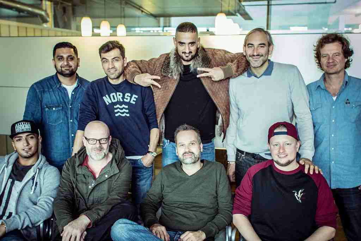 Trafen sich zum Vertragsabschluss: Haftbefehl mit seinem Management und dem Universal-Team||Trafen sich zum Vertragsabschluss (hinten, von links): Erfan Bolourchi (Management Haftbefehl), ...