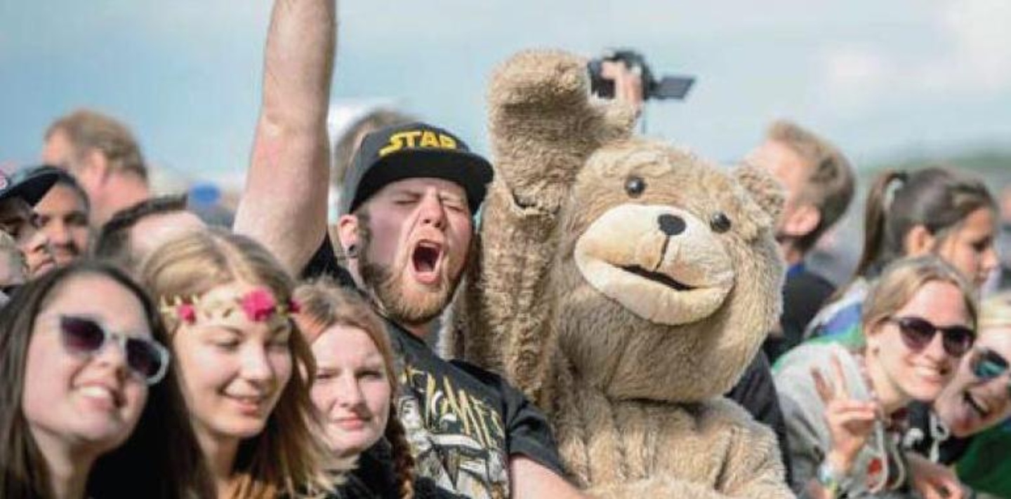 Mit Kappe und Band-Shirt in der ersten Reihe: Merch-Artikel sind aus dem Live- und Festivalgeschehen wie hier beim Southside Festival 2015 nicht wegzudenken